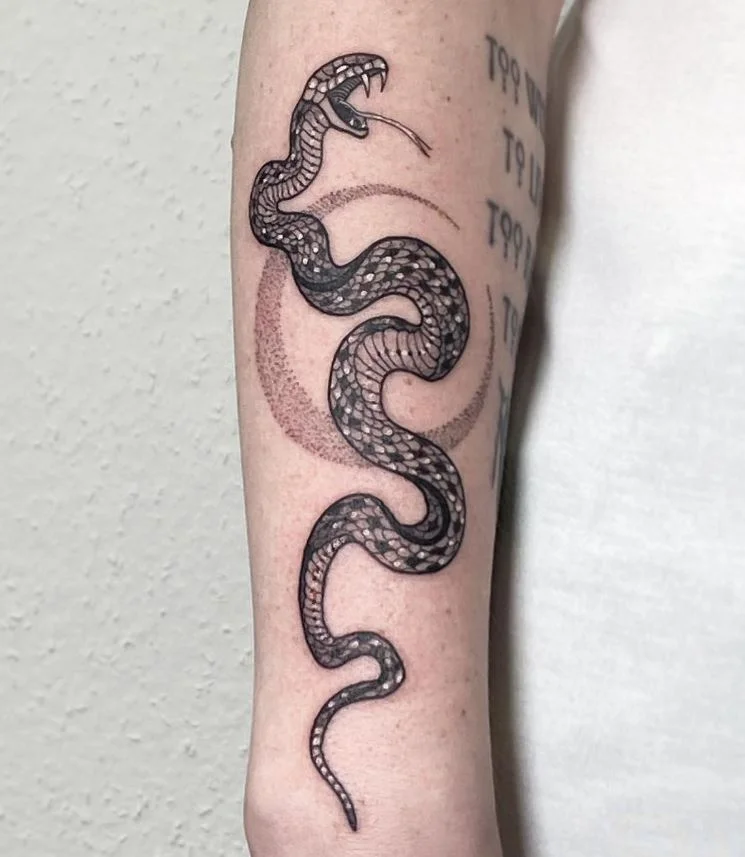 Tatouage De Serpent Et Croissant De Lune 