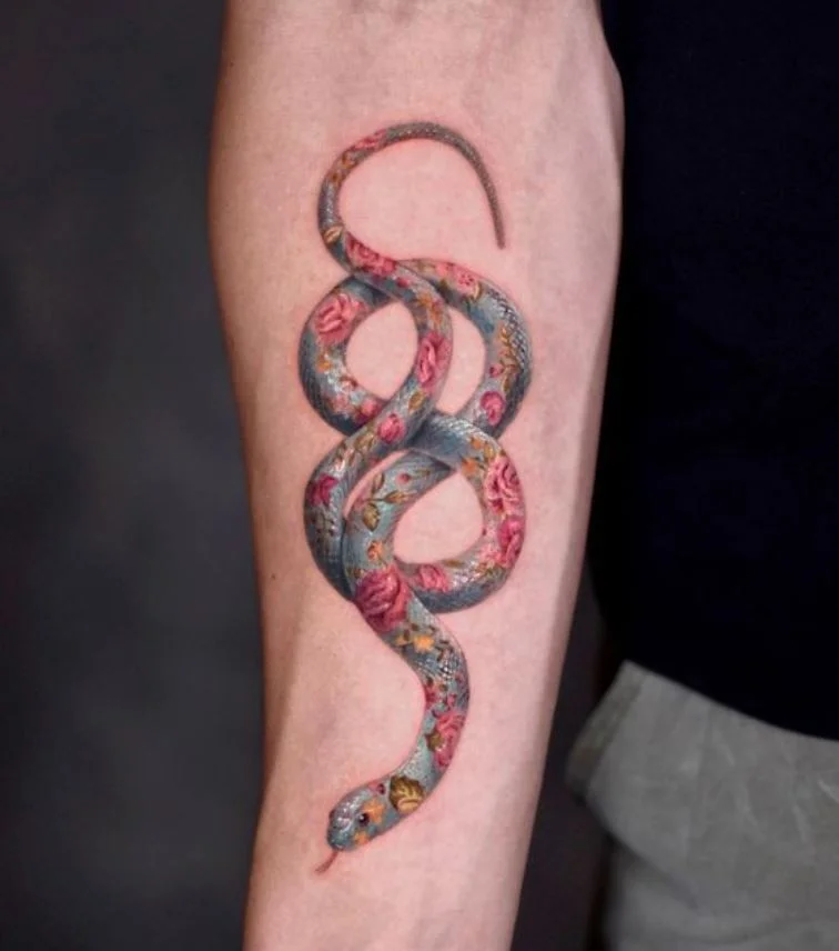 Tatouage De Serpent Gris Et Roses Colorées 