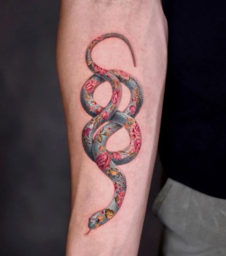 Tatouage De Serpent Gris Et Roses Colorées