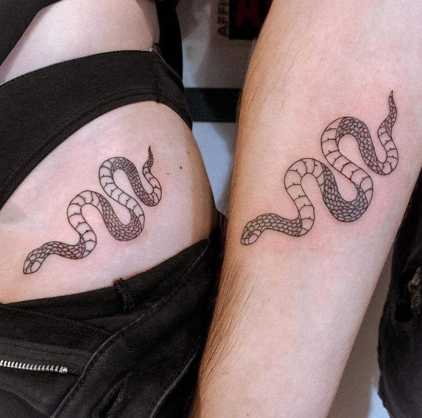 Tatouage De Serpent Sur L'aine Et L'avant Bras 