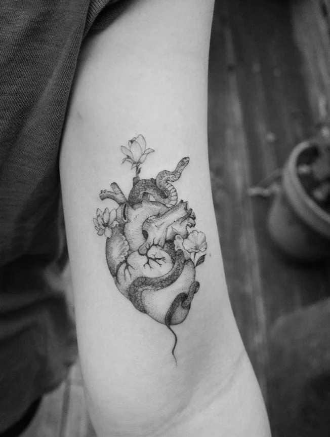 Tatouage De Serpent Floral Et Coeur Anatomique