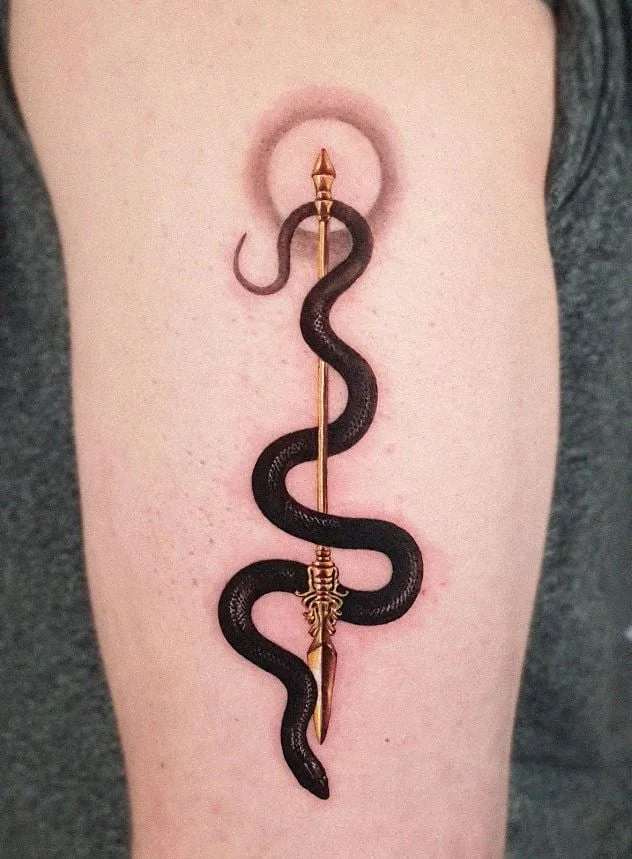 Tatouage De Serpent Noir Et Lance Dorée 