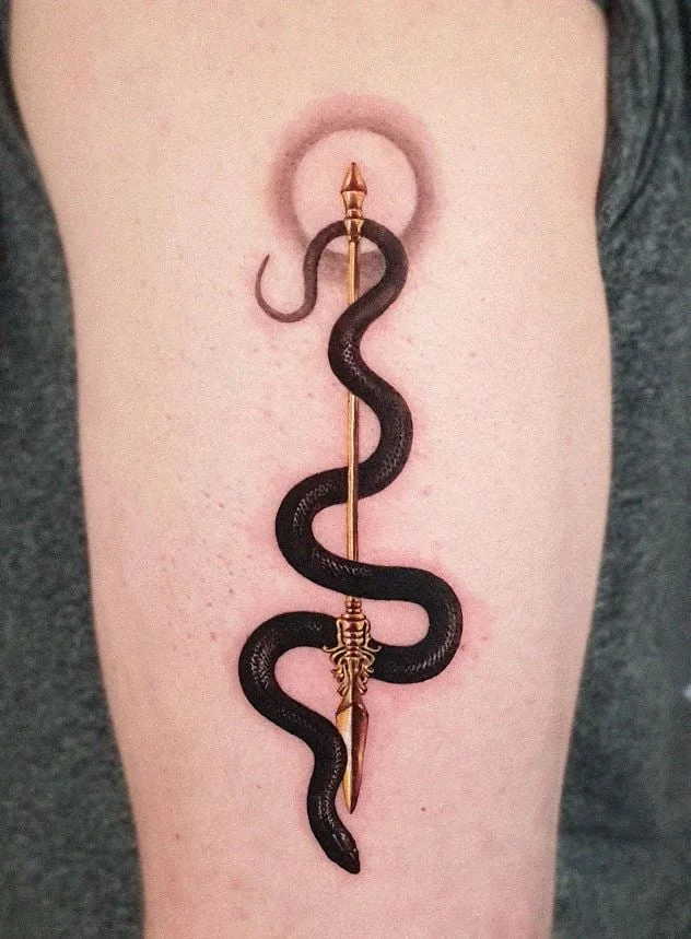 Tatouage De Serpent Noir Et Lance Dorée