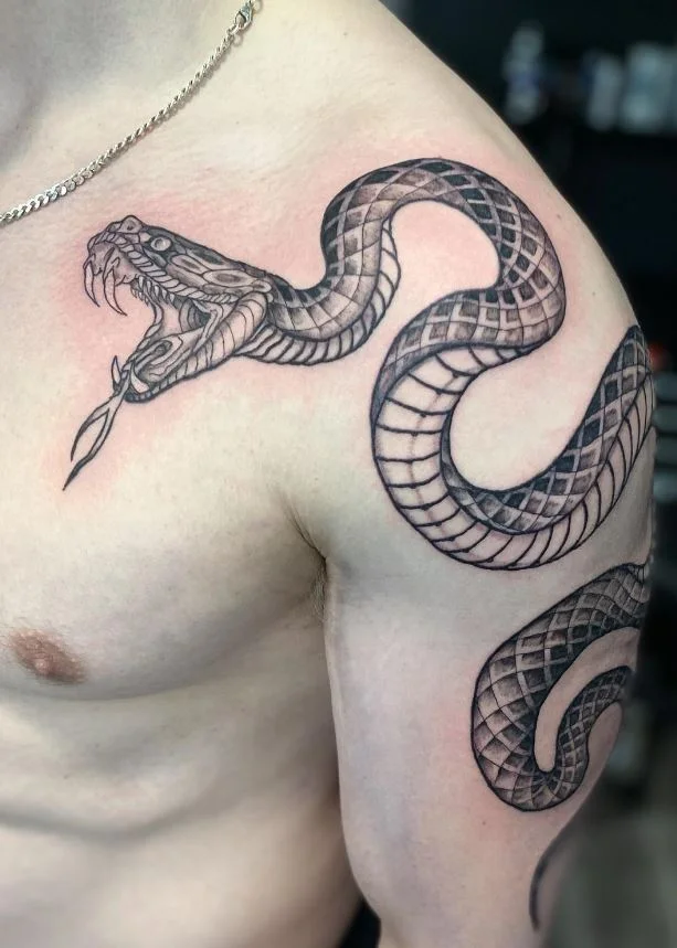 Tatouage De Serpent Sur L'épaule Et Le Bras