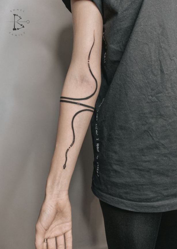 Tatouage De Mini Serpent Long 