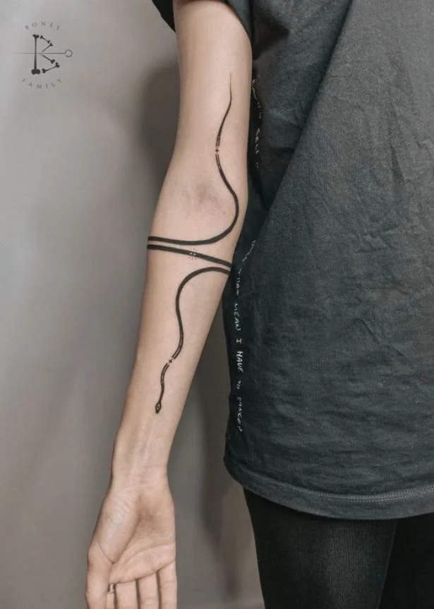 Tatouage De Mini Serpent Long