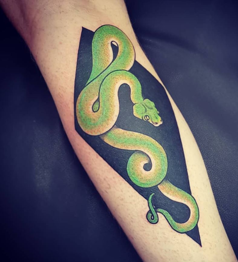 Tatouage De Serpent Python Vert Sur Le Mollet 