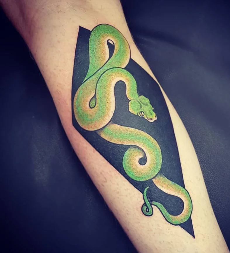 Tatouage De Serpent Python Vert Sur Le Mollet