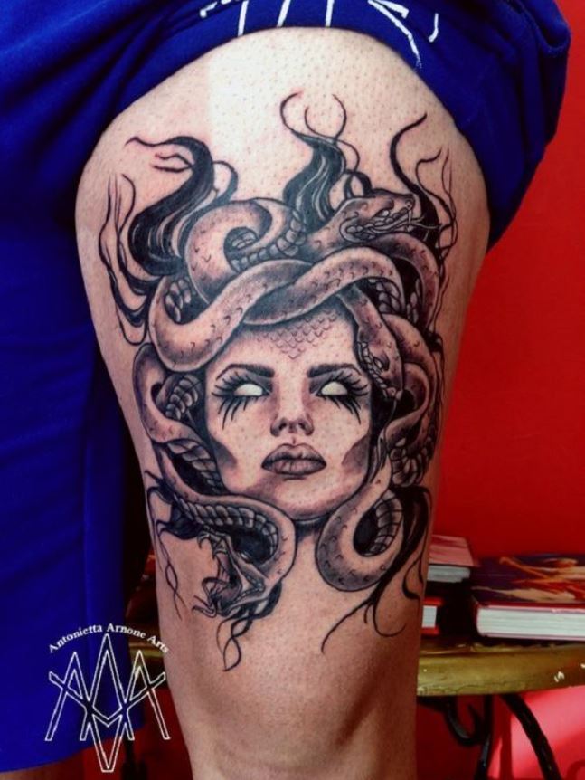 Tatouage De Serpent Medusa Sur La Cuisse 