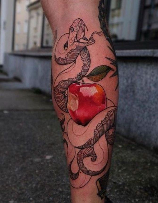  Tatouage De Serpent Et Pomme Croquée Sur La Jambe