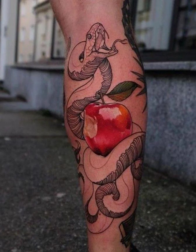 Tatouage De Serpent Et Pomme Croquée Sur La Jambe