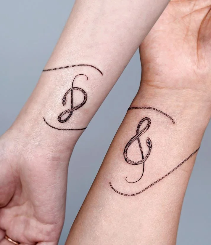 Tatouage De Serpent Note De Musique Sur Le Poignet