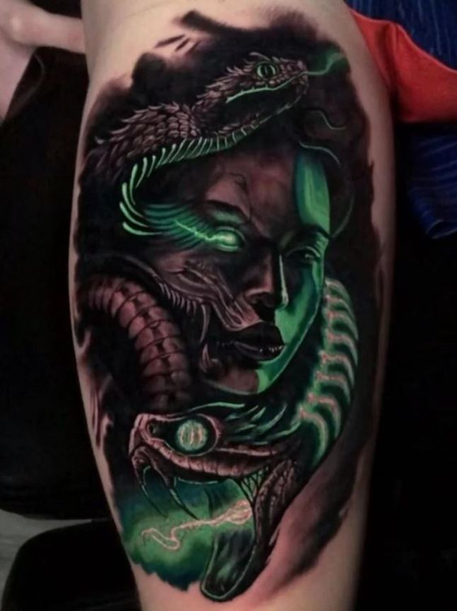 Tatouage De Serpent Et Femme Bicolore 