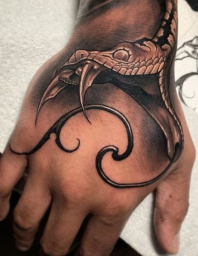 Tatouage De Tête De Serpent Sur La Main 