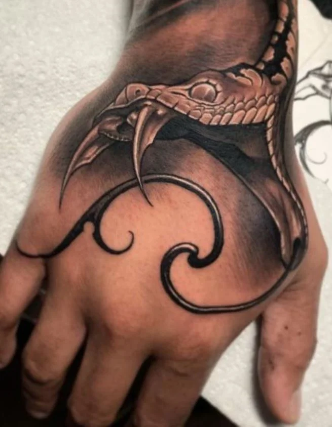 Tatouage De Tête De Serpent Sur La Main