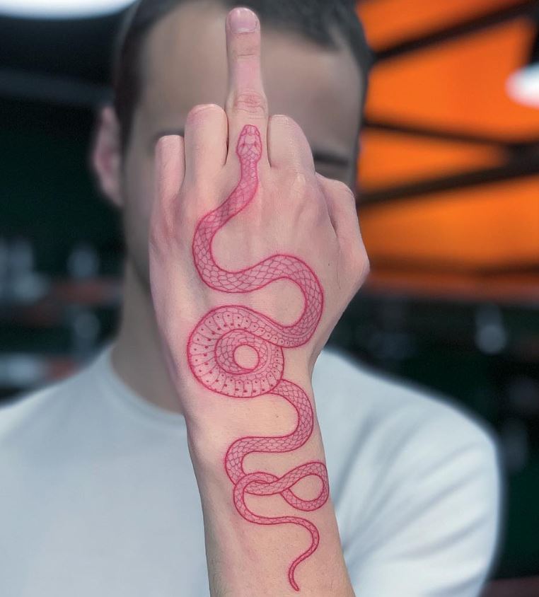 Tatouage De Serpent Rouge Sur La Main Et Le Poignet 