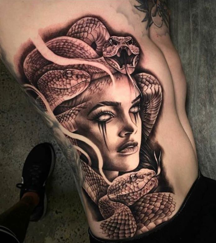  Tatouage De Medusa Sur La Côte 