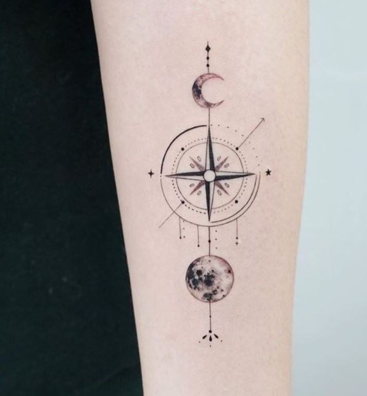 Tatouage Boussole Et Duo De Lune Pour Femme