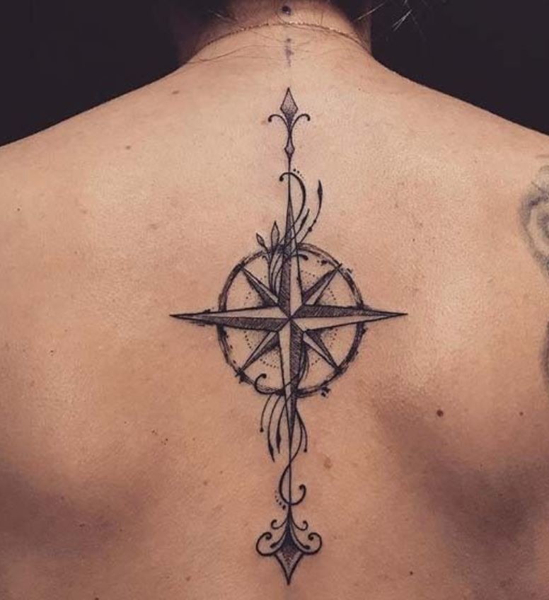 Tatouage Boussole à Flèche Ornementale Pour Femme