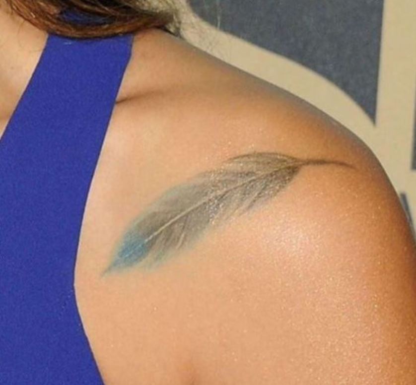Tatouage Plume Femme à Pointe Bleue Sur L'épaule