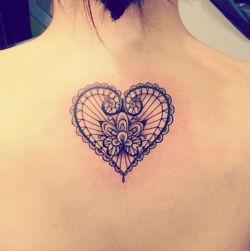 Tatouage Coeur Stylé En Dentelle 