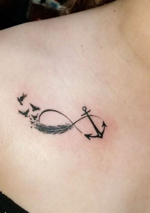 Tatouage Plume Femme Infini Et Ancre Marine Sur La Clavicule