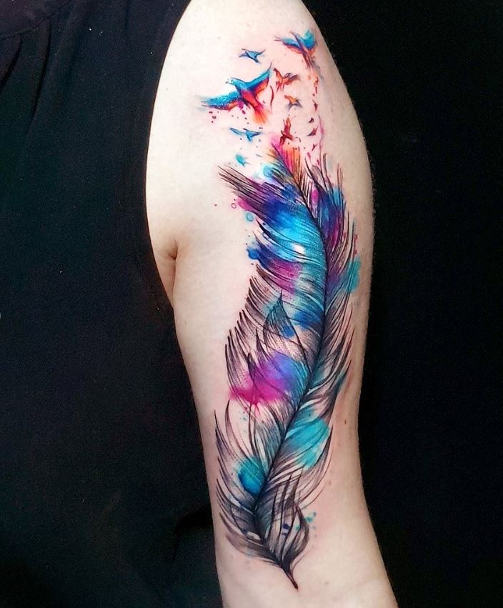 Tatouage Plume Femme Et Oiseaux En Aquarelle Sur Le Bras 