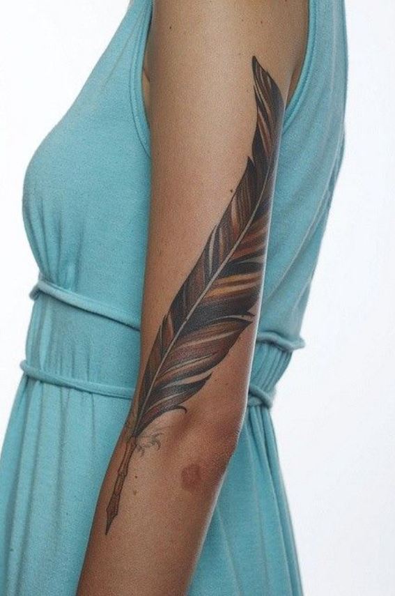 Tatouage Femme Longue Plume Sur Le Bras