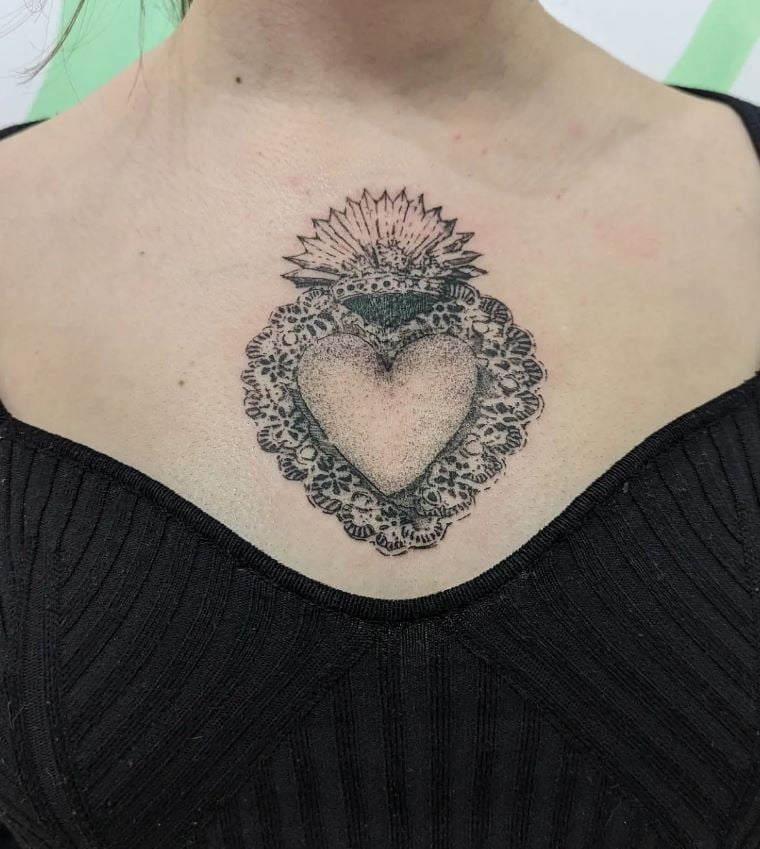 Tatouage Coeur Sacré En Dentelle 