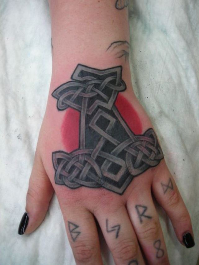  Tatouage Viking Mjöllnir Sur Fond Rouge