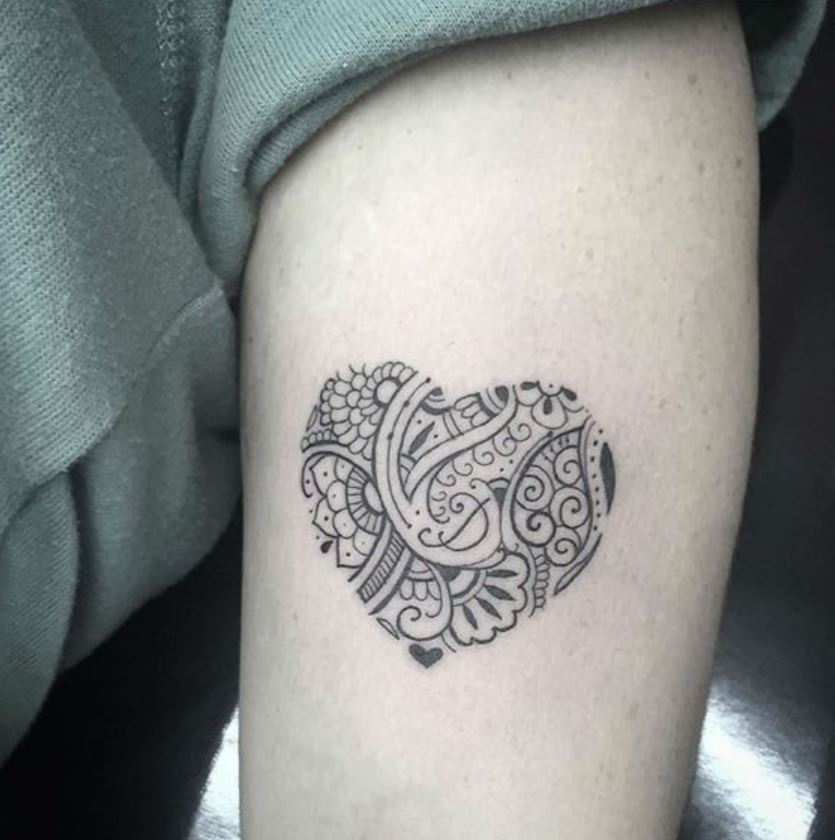 Tatouage Coeur Mandala Floral Et Initiale 