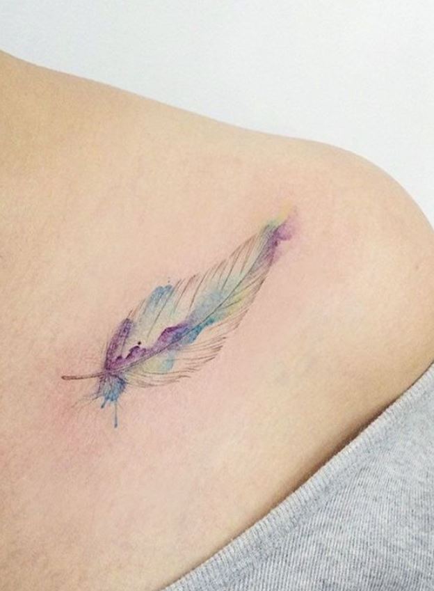 Tatouage Plume Femme Colorée Sur La Clavicule 