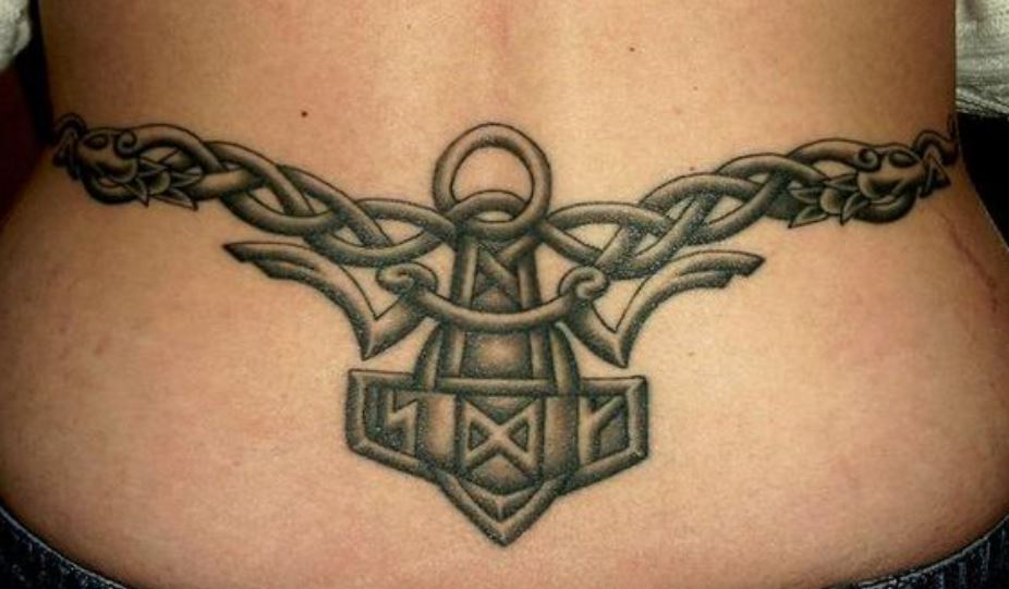 Tatouage Viking Mjöllnir Sur Le Bas Du Dos