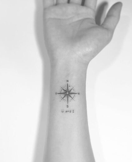 Tatouage Boussole Discret