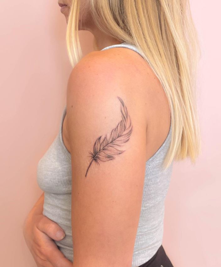 Tatouage Plume Grise Femme Sur Le Bras 