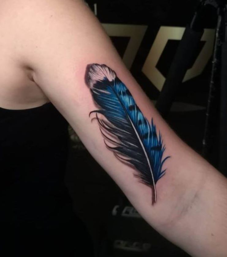 Tatouage Plume Femme Tricolore Sur Le Bras 