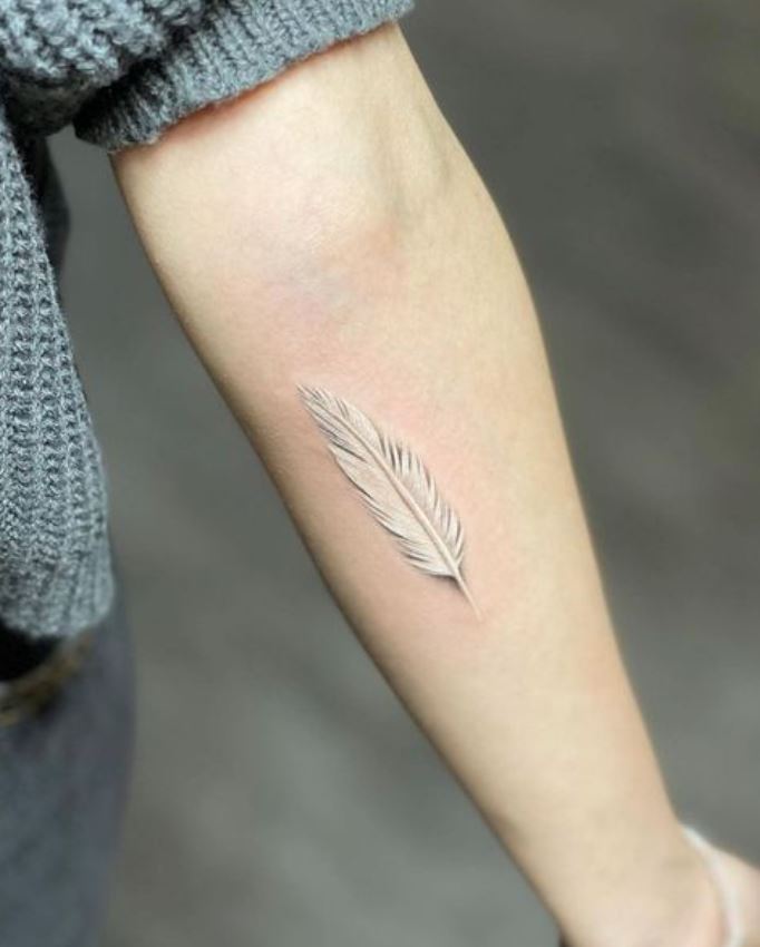 Tatouage Femme Plume Blanche Sur L'avant Bras