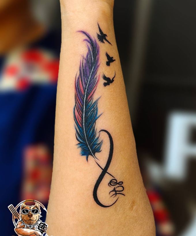 Tatouage Plume Femme Infini Et Oiseaux Sur L'avant Bras 