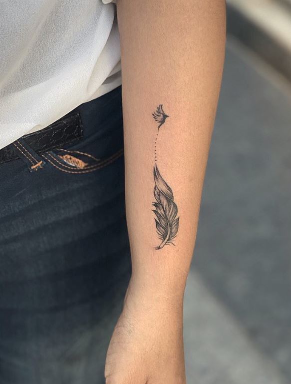 Tatouage Plume Femme Et Phœnix Sur L'avant Bras 