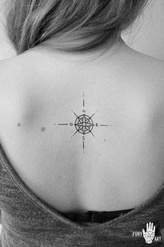 Tatouage Boussole Discrète Femme Sur Le Dos