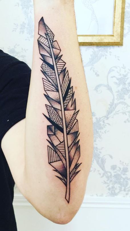 Tatouage Plume Femme Graphique Sur L'avant Bras