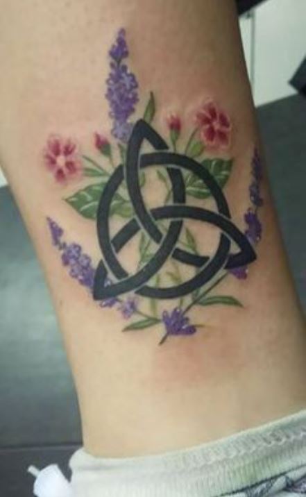 Tatouage Viking Triquetra Et Fleurs Colorées