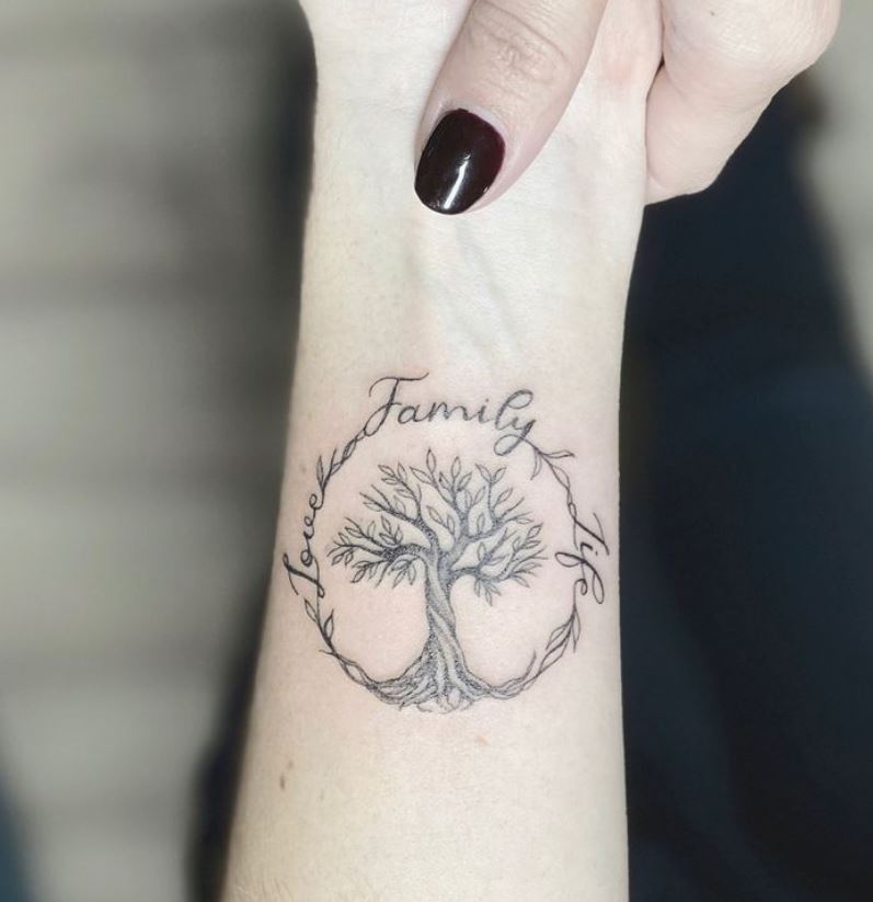 Tatouage Arbre De Vie Et Slogan Sur Le Poignet 