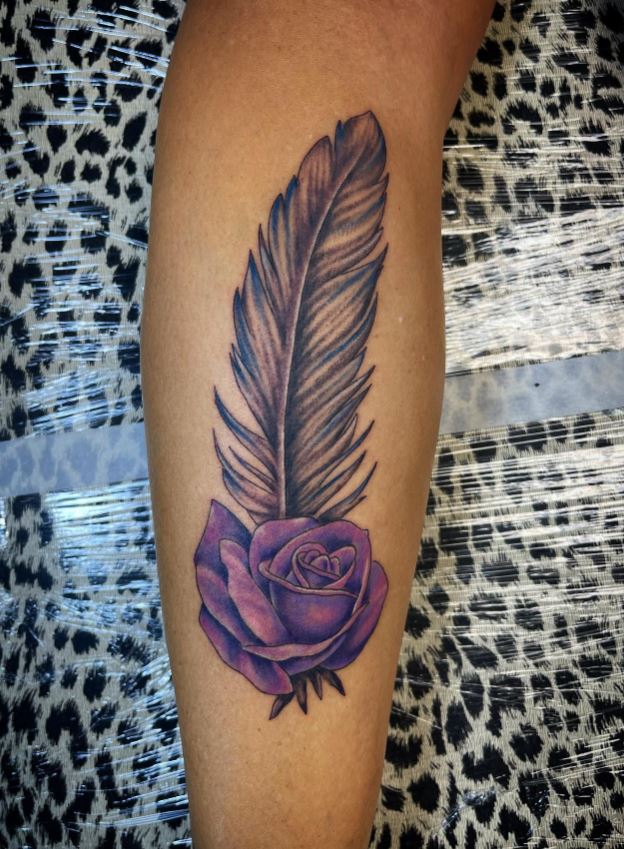 Tatouage Femme Plume Et Rose Violette Sur L'avant Bras 