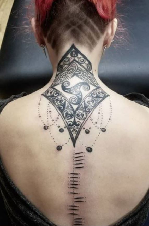  Tatouage Viking Triskel Sur La Nuque Et Le Dos