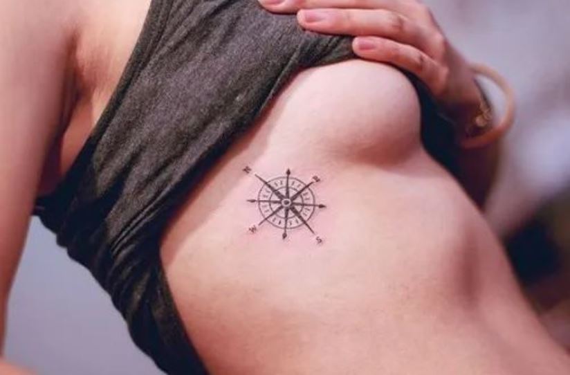 Tatouage Minimaliste Boussole Femme Sur La Côte 