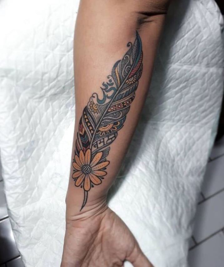 Tatouage Plume Florale Et Graphique Femme Sur L'avant Bras