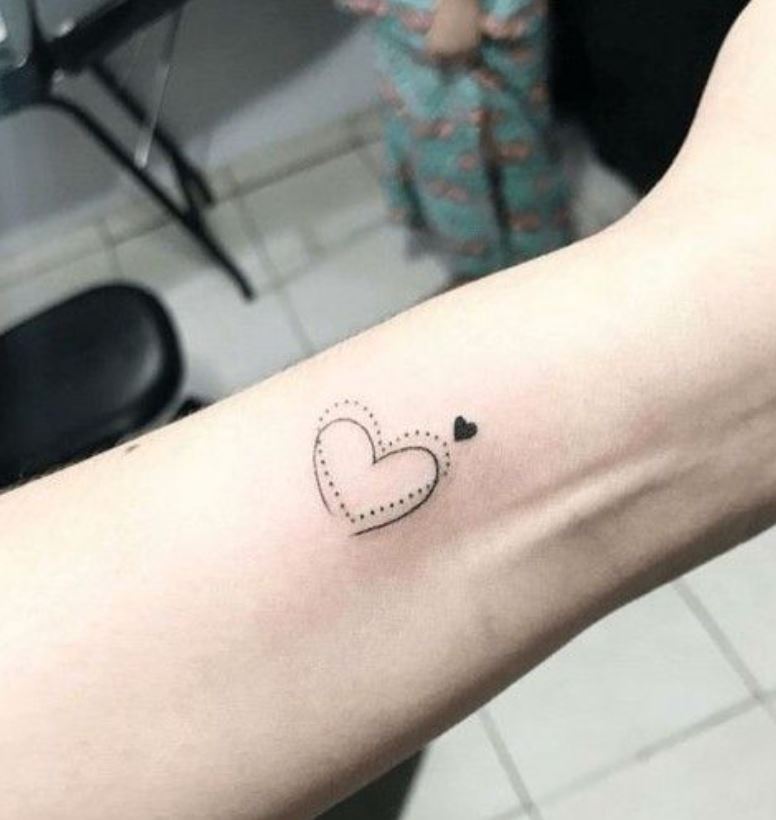 Tatouage Trio De Coeur Minimaliste