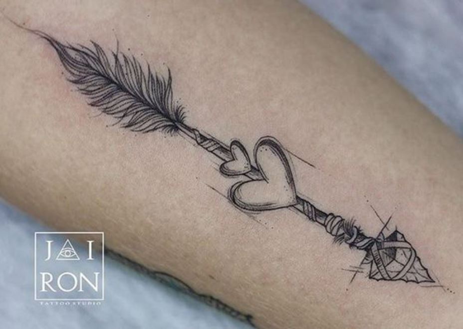 Tatouage Femme Plume à Flèche Et Duo De Cœur Sur L'avant Bras