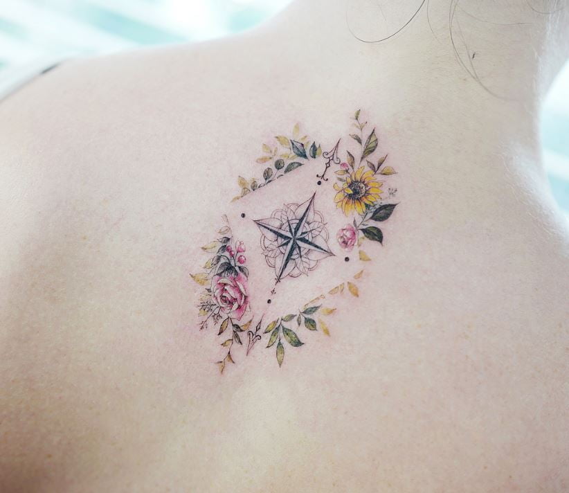 Tatouage Femme Boussole Et Fleurs En Portrait 